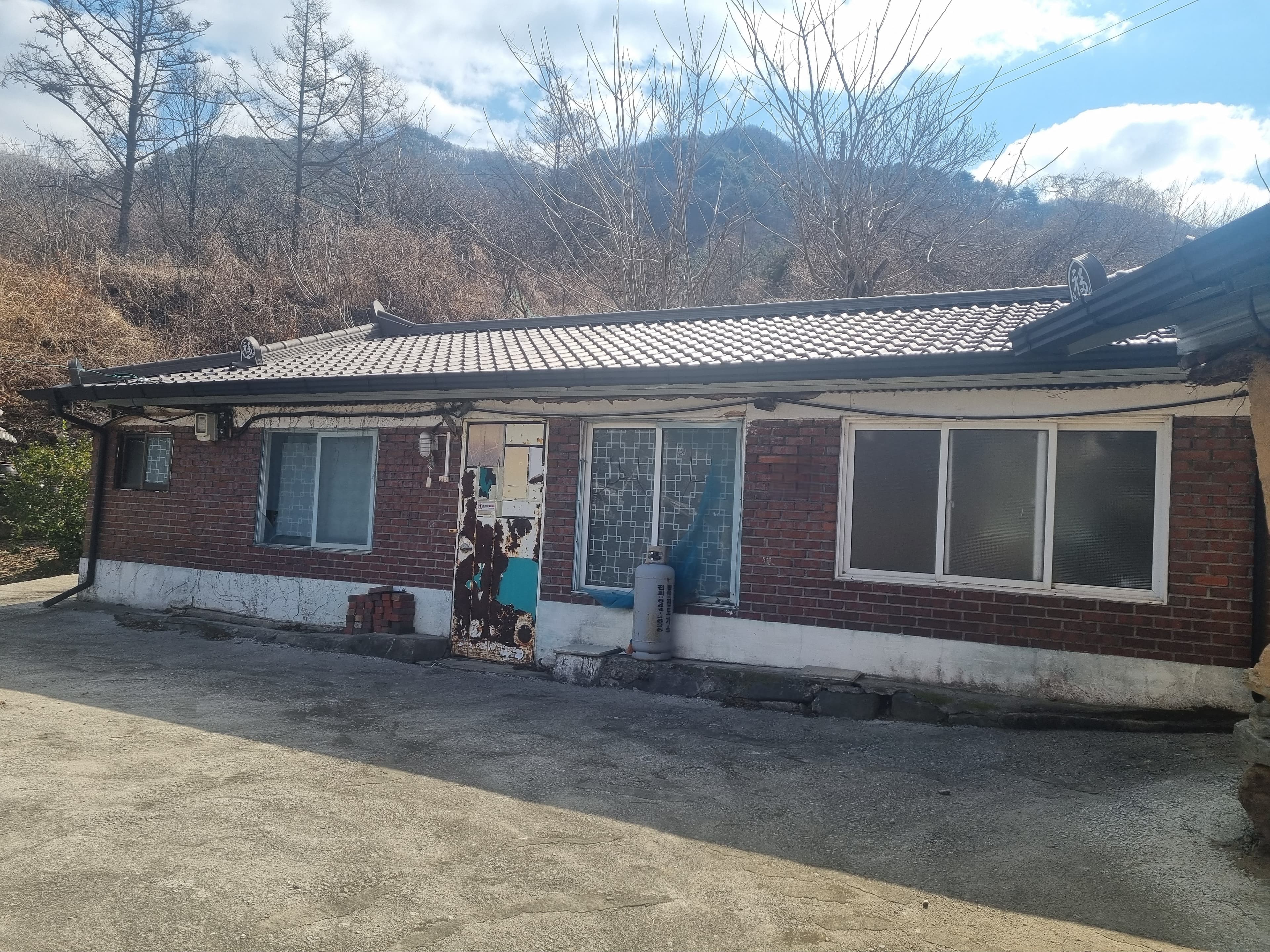 Spacious Country House in Jecheon